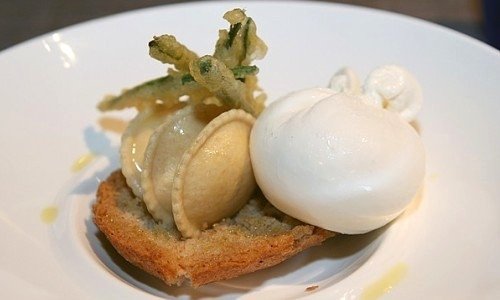 Fagottini di burrata andriese con frisella e cardi