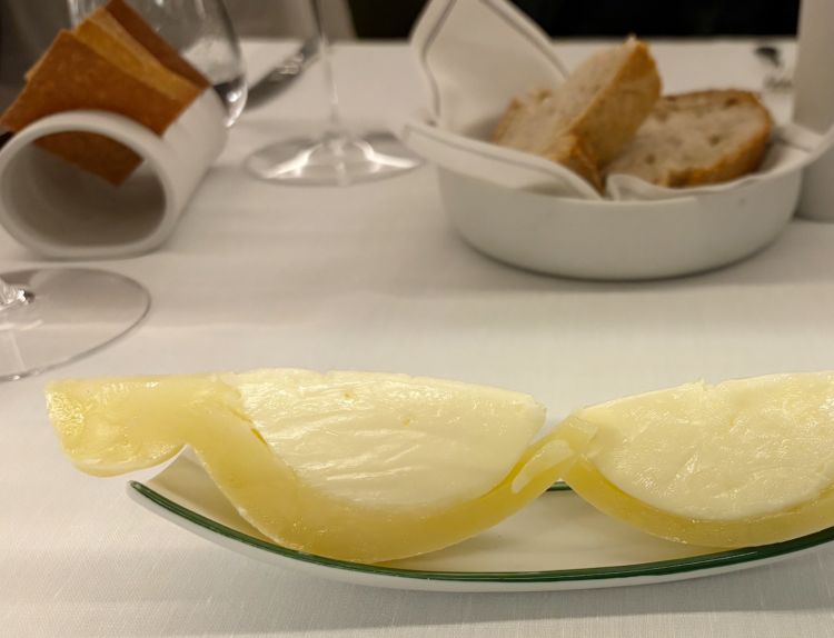 Non un'aggiunta o un dettaglio: il servizio del pane con il butirro &egrave; a tutti gli effetti portata al ristorante Altariva
