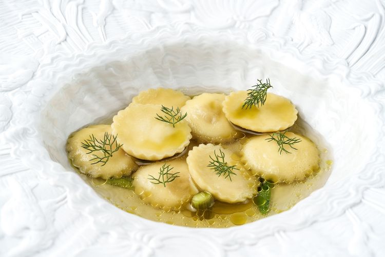 Bottone di mandorla pizzuta d’Avola seppie, rose, in brodo speziato
