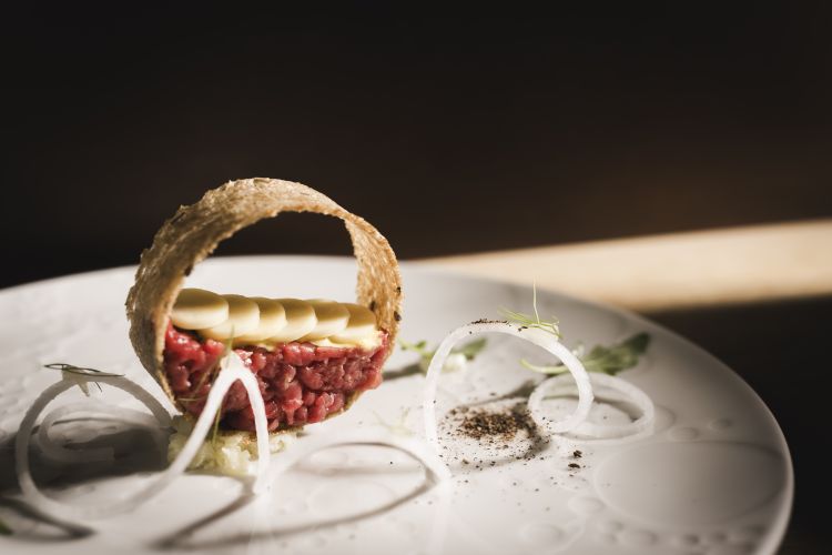 A curare la cucina è l’executive chef Andrea Moccia, che orchestra anche Artifex, il ristorante fine dining