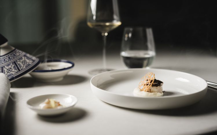 La cucina di Andrea Moccia è raffinata e sobria, si concentra sull’essenziale e gioca con i contrasti con equilibrio ed estro