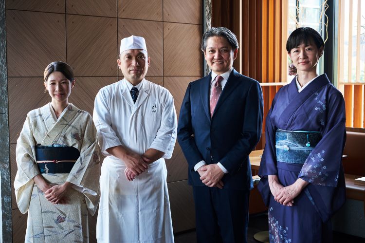 Il quartetto di Nogizaka Shin: con lo chef Shinji Ishida e il sommelier Yasuhide Tobita, Aya e Mitsuko. In sala, regnavano i sorrisi e le competenze fuori classifica del team ospite e locale
