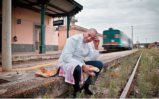 Pino Cuttaia in uno scatto tratto dal libro “Per le scale di Sicilia” (Giunti), a cura di Francesco Lauricella 
