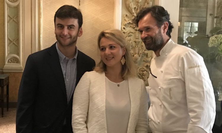 Andrea Pasqua e Wendy Van Den Schrick di Moet-Hennessy, con Carlo Cracco
