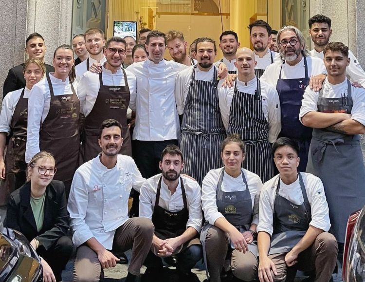Una foto di gruppo particolarmente affollata, con 