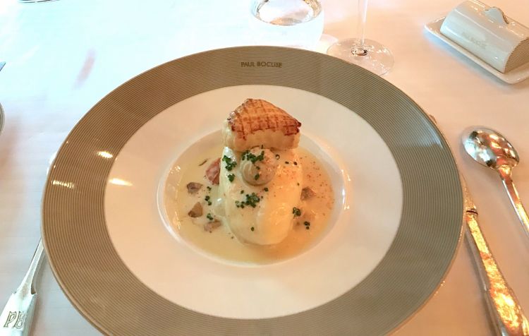 Quenelle di luccio con gamberi e salsa normande
