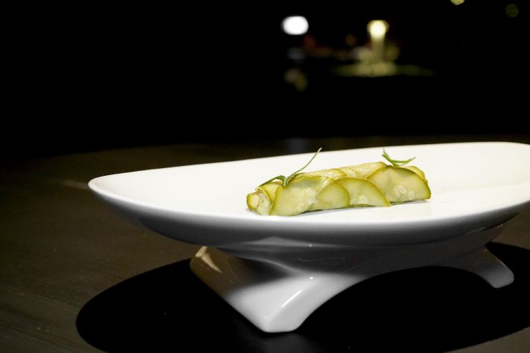 Zucchina a 360°, ossia in tre servizi e zero sperchi: qui roll di zucchina in carpione con maionese di capperi e olive