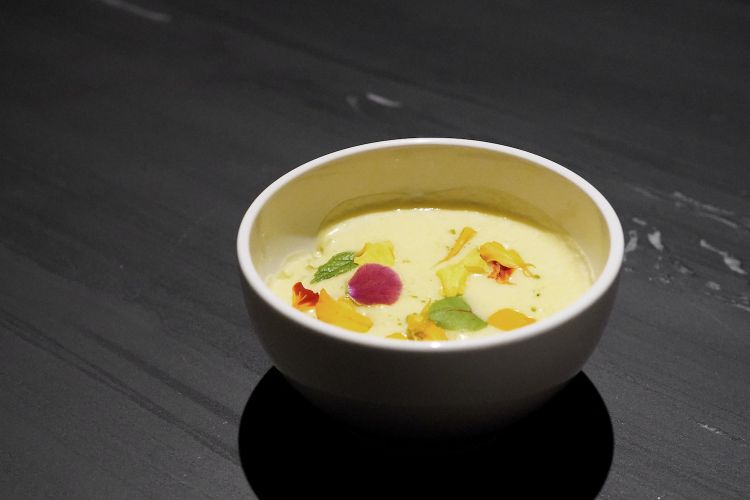 Qui crema di zucchine, tartare di zucchine, olio al limone e alla menta
