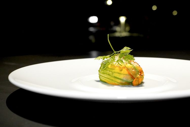 Qui fiore di zucchina farcito con seirass e robiola di Roccaverano e spolverato di grana padano al cannello
