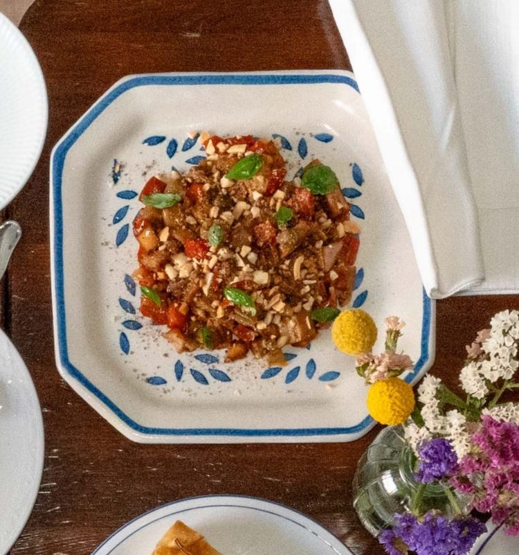 Caponata mon amour di frutta e verdura, mandorle e cioccolato modicano