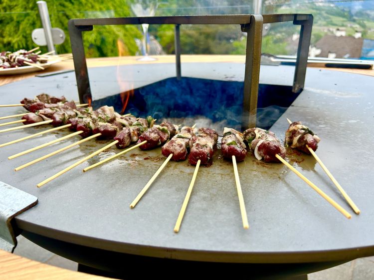 Arrosticini di muflone, lardo, salvia e uova di tr