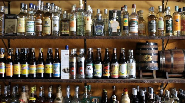 Un particolare della magnifica collezione di cachaça del Mocotò