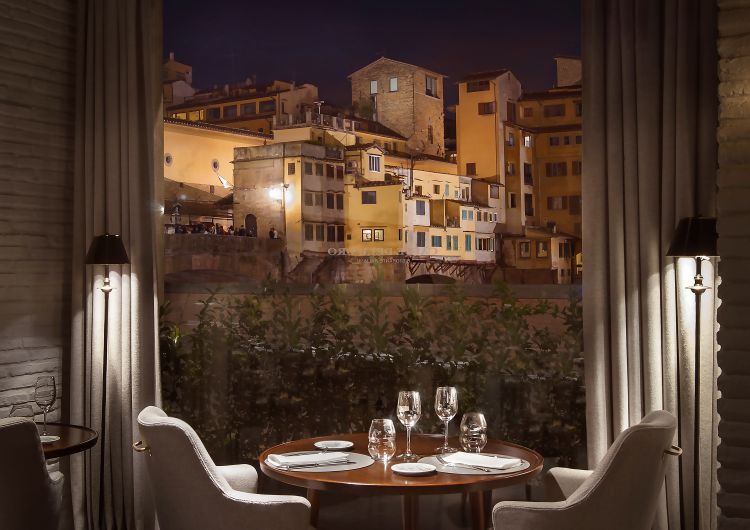 Uno dei tavoli vista Ponte Vecchio del Caffè dell