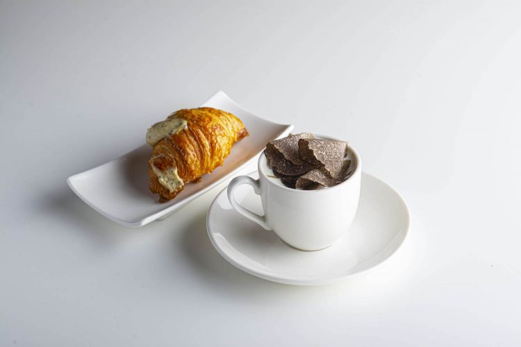 Caffè latte con tartufo melanosporum
