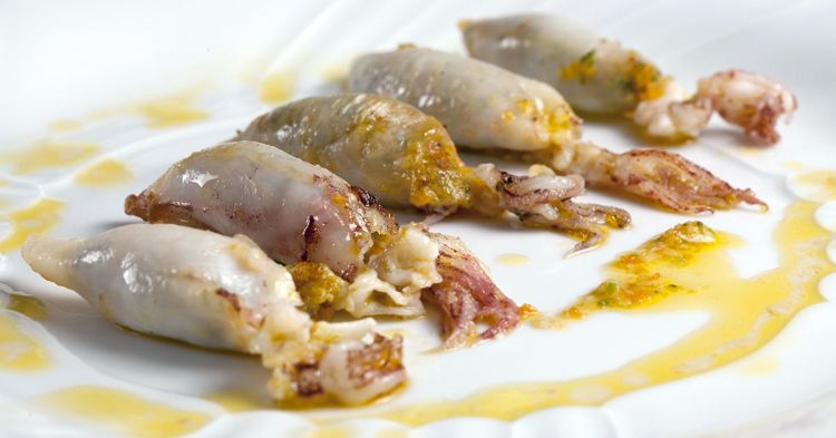 Calamaretti ripieni di verdure e crostacei