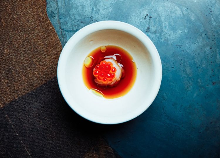 Calamaro intagliato, salsa somen, olio allo shiso 