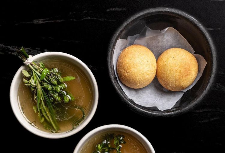 They immediately serve a corroborating broth with almojabanas, typical sandwiches with cuajada cheese and cornflour