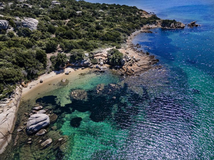 La bellezza del mare a Baja Sardinia, a pochi passi dalla Costa Smeralda, è un paradiso di pace, sole e mare
