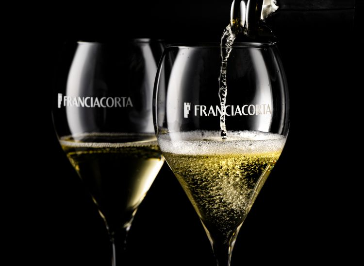 Il nuovo logo sui calici di Franciacorta
