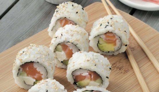 Il California Maki è una sorta di preparazione "fusion": una variazione del maki sushi giapponese, nata negli Stati Uniti e poi esportata in Giappone