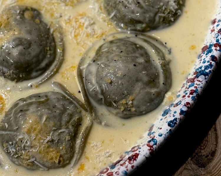 Calzoncello di grano arso (tipica pasta ripiena locale) ripieno di ricotta e spinaci in riduzione di acqua di mozzarella e Dicecca Gold, con spolverata di cacioricotta
