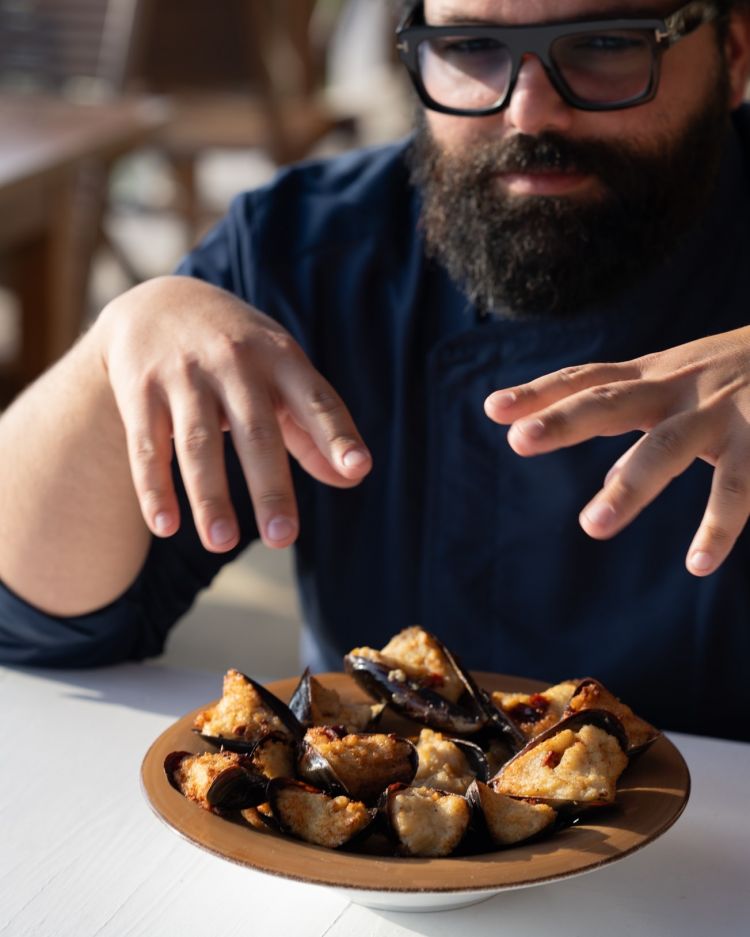 Chef Vincenzo con le sue mitiche cozze ripiene e fritte