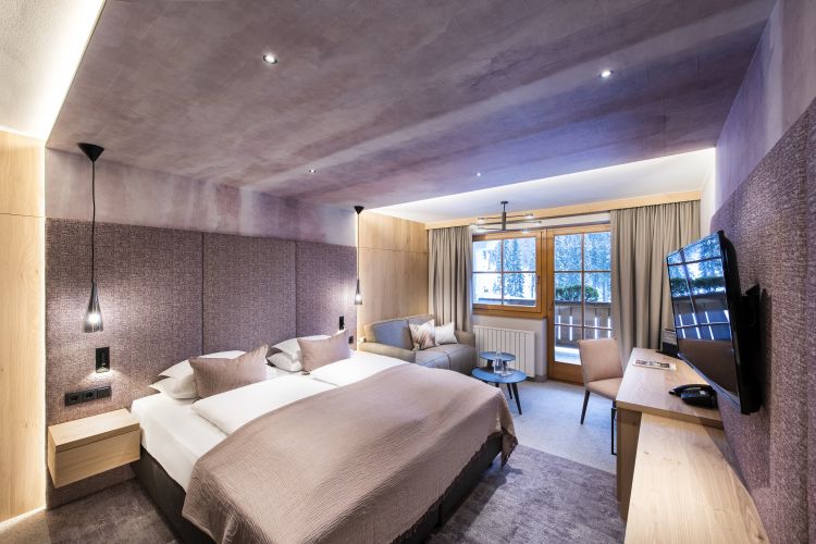 Una delle 39 camere dell'Hotel Sonnalp con balcone e veduta suggestiva sul Latemar