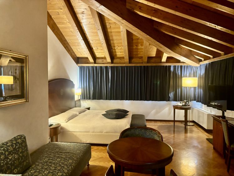 Una delle 45 camere dell'Hotel Alla Torre, ubicato in un palazzo del '500 ristrutturato senza tradire l'impronta del tempo
