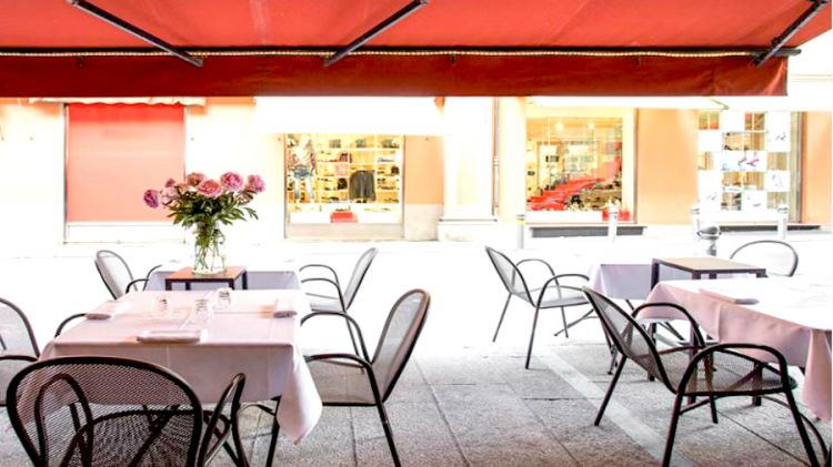 I tavoli all'esterno del Caminetto d'oro e del suo locale cugino, il Twinside, in Via de' Falegnami a Bologna
