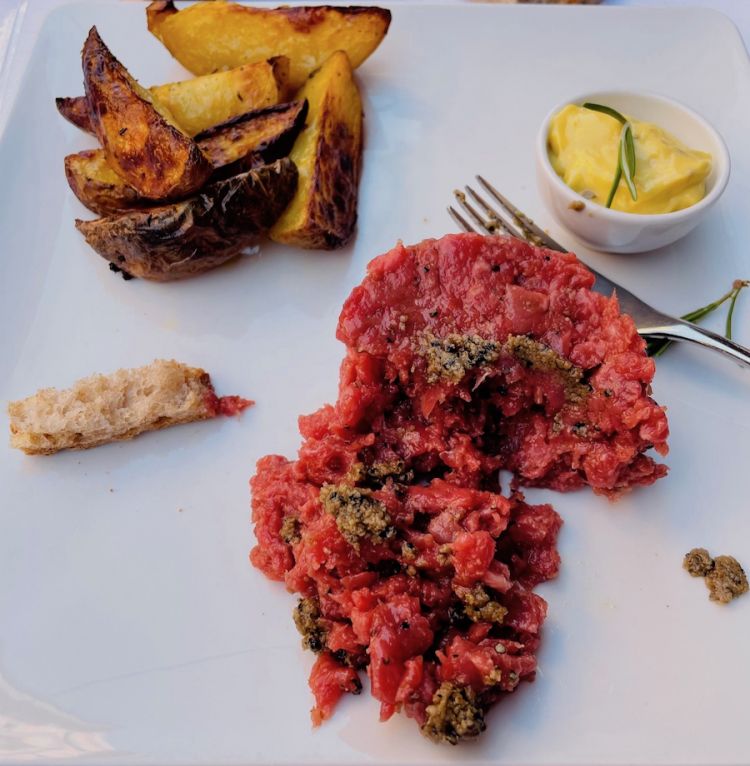 Al Caminetto d'oro la Tartare di manzo con tarufo nero e maionese alla frusta alle acciughe