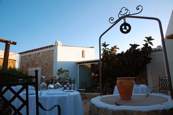 Can Dani si trova in contrada Ca Marí, a Formentera, telefono +34.971.328505