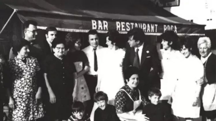 Una foto storica del Can Roca e del suo staff. Il ristorante &egrave; stato aperto nel 1967 dai genitori dei tre fratelloni, Montserrat Fontan&eacute; e Josep Roca senior (che sono, anziani, ancora in vita). L'essere figli di osti e dunque non formati dalle rigide regole dell'alta cucina, ha reso pi&ugrave; facile a Joan, Josep e Jordi la strutturazione di un modello di brigata "dal volto umano": &laquo;I nostri stagisti dormono in nostre strutture, pranzano e cenano insieme a noi, nel locale dei nostri genitori&raquo;, ci racconta Josep Roca
