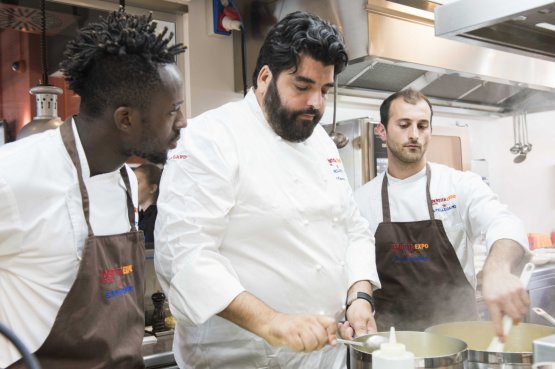 Antonino Cannavacciuolo, chef di Villa Crespi a Orta San Giulio (Novara): ha cucinato a Identità Expo nel cuore di agosto. Il semestre di Identità Expo ha coinvolto 202 cuochi, 78 dei quali con un intero menu a firma propria