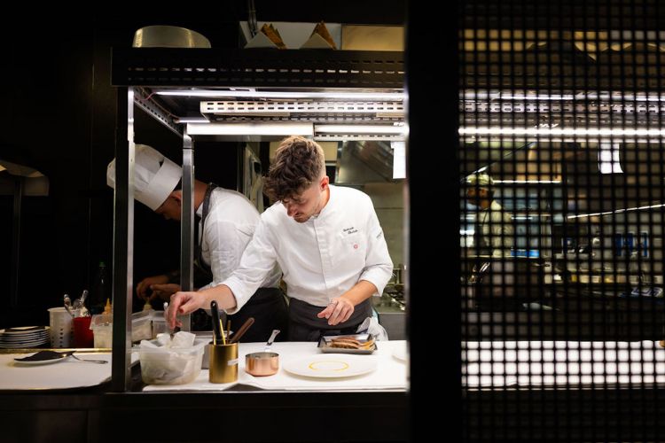 Gabriele Bertolo al lavoro al Cannavacciuolo Bistrot di Torino