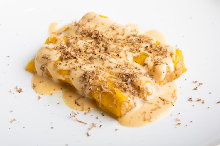 Cannelloni ripieni di gallina, cremoso al tartufo