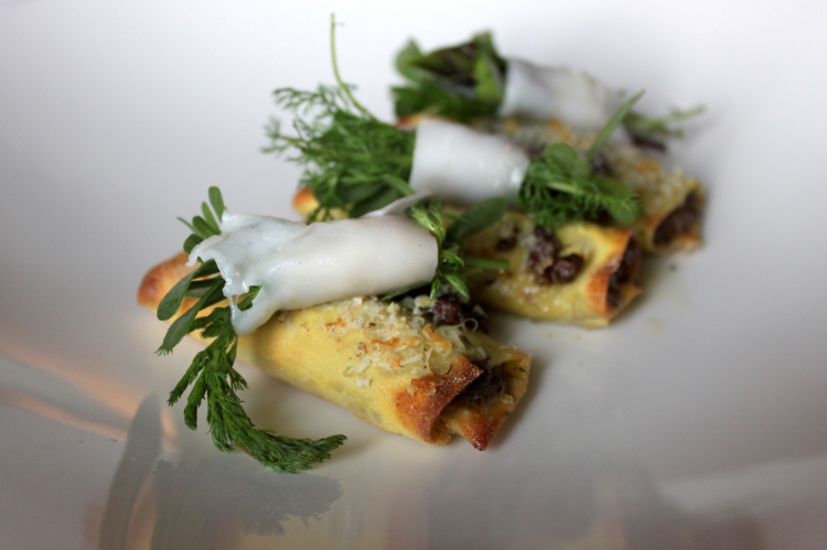 Cannelloni con ragù bianco di Wagyū  e “bouquet garni” di erbe selvatiche avvolte nel lardo di maiale nero
