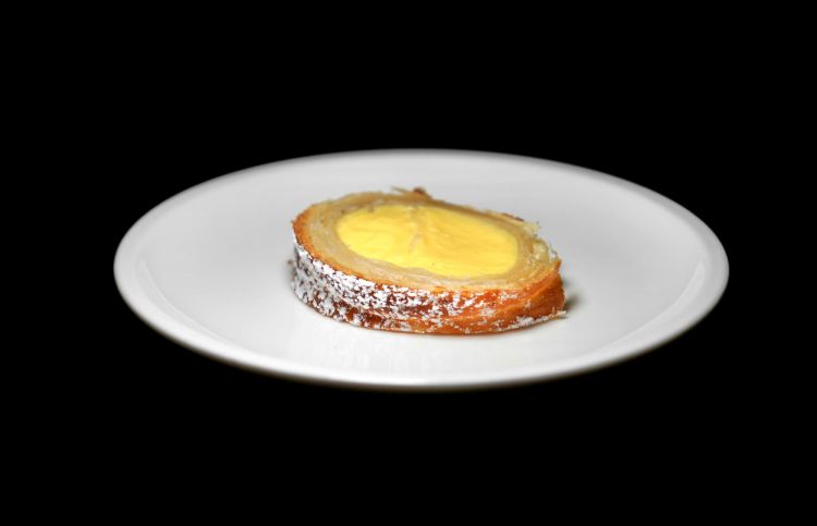 Cannolo alla crema pasticcera con scorza d’agrumi
