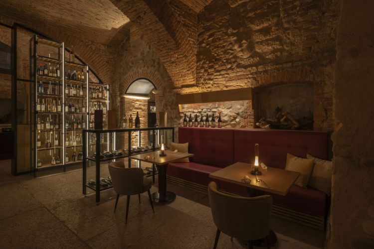 Da Iris l'esperienza gastronomica parte in cantina, dove vengono serviti gli appetizer, in due ondate. La prima: Tuorlo d’uovo affumicato in agrodolce, panna acida, beurre blanc ed erba cipollina; poi Tartelletta, sedano rapa di Verona marinato alla soia e crema di pistacchi; quindi Pasta e fagioli (ossia un cannoncino con crema di fagioli, polvere di grana, acqua di grana e gel di rosmarino); poi Biscotto al sesamo nero, confettura di cipolla rossa e anguilla affumicata al timo; per finire Meringa alle vinacce, petto d’oca affumicato e consommé di pollo in gelatina. Seconda ondata: Mangiaebevi Iris (cialda all’iris croccante con crema di patate al limone e crema di arachidi, si abbina a un infuso freddo al fiore dell’iris)