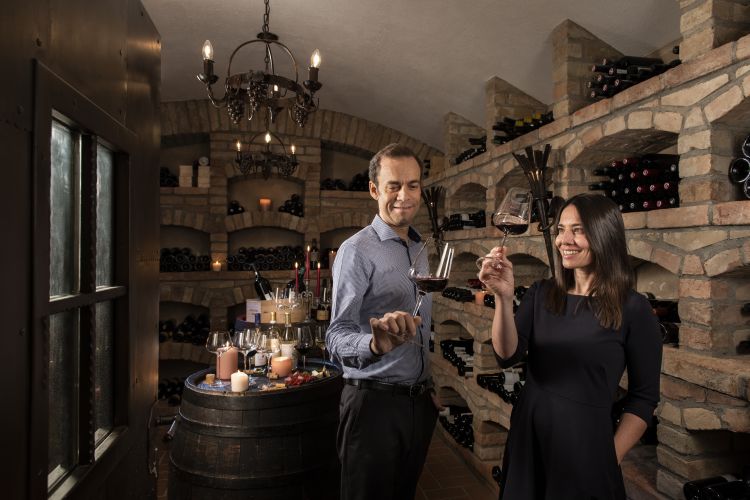 Sabine e David Weissensteiner, che è anche sommelier, all'interno della preziosa cantina caratterizzata dalla presenza di 500 etichette