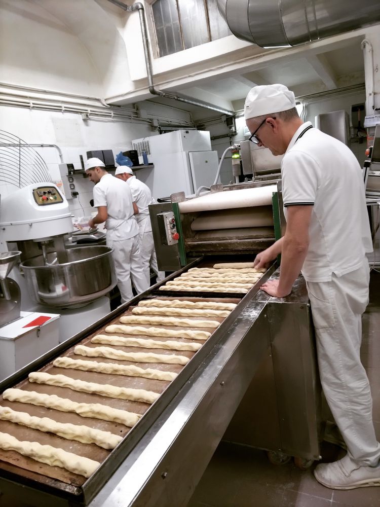 A lezione di cantuccini nello storico biscottificio Antonio Mattei