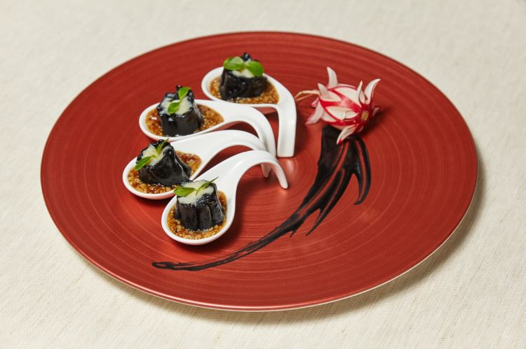 Shao-Mai nero di capasanta al cucchiaio, salsa di funghi Xing Bao Gu, zenzero e pepe nero (foto di Daniele Mari)