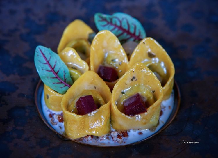 Cappellacci di ortica, borragine, noci Pecan e pere al porto