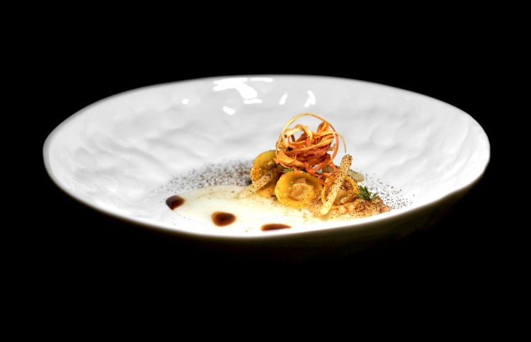 Cappelletti alla genovese, brodo di parmigiano e grano saraceno. Rappresenta l’anima dello chef in un omaggio alla Campania (la genovese), alla Toscana (il ripieno di Chianina), all'Umbria, siamo in terra di confine (la polvere di cipolla di Cannara), poi il grano saraceno e diverse consistenze di scorzonera. Altra regione: aceto balsamico di Modena invecchiato 30 anni e brodo di parmigiano 40 mesi