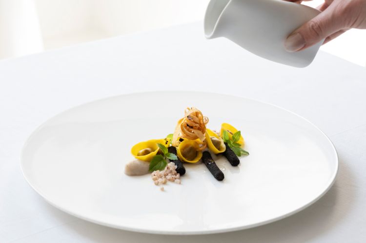 Cappelletti alla genovese, con consommé di cipolla, scorza nera e grano saraceno
