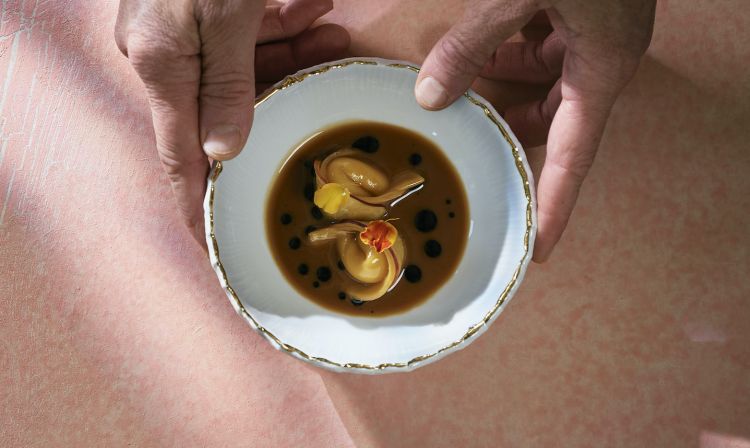 Cappelletti, Saporito delle valli e tonka - &laquo;Pasta ripiena preparata&nbsp;in casa ogni giorno, farcita con formaggio locale, si chiama Saporito delle valli, &egrave; un formaggio dalla montagna qui di fronte, il Matajur, tra lato sloveno e lato italiano, lo acquistiamo dal caseificio&nbsp;sociale di Cividale. Andiamo poi a infondere il formaggio con la fava tonka, alla base un fondo realizzato coi tagli della carne e della frutta utilizzati nel menu, un olio alle foglie dell'alloro, delle fette sottili di mela e petali di mela cotogna&raquo;
