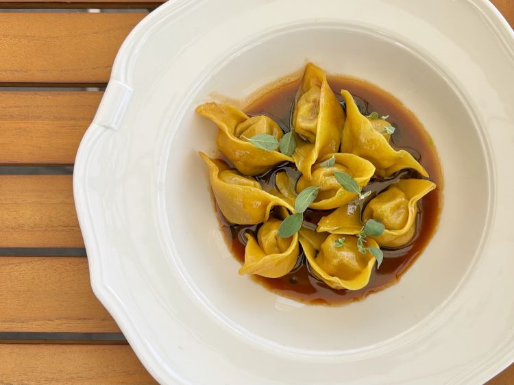 Cappelletto di cortile, fondo bruno e limone: bellissima pasta gialla homemade, davvero perfetta, ripiena di coniglio, collo di maiale e cappone, poi fondo bruno, olio al basilico e limone