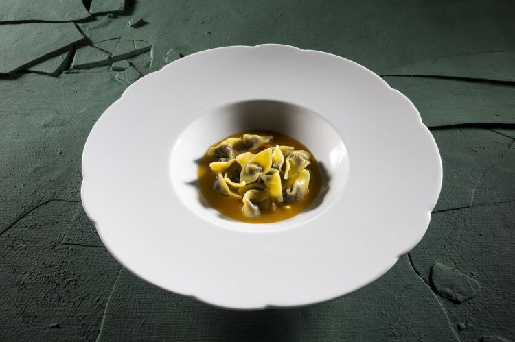 Cappelletto di olive amare, burro all’arancia e ricci di mare