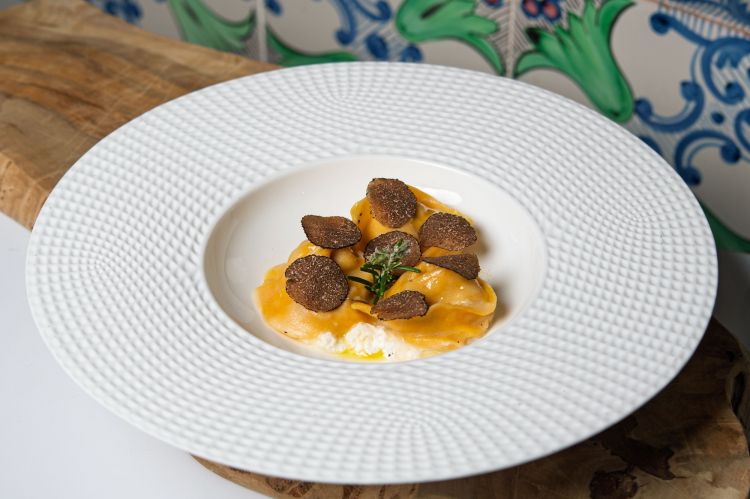 Cappelli di pasta farciti di pollo biologico alla genovese con fonduta di parmigiano e tartufo nero del Matese