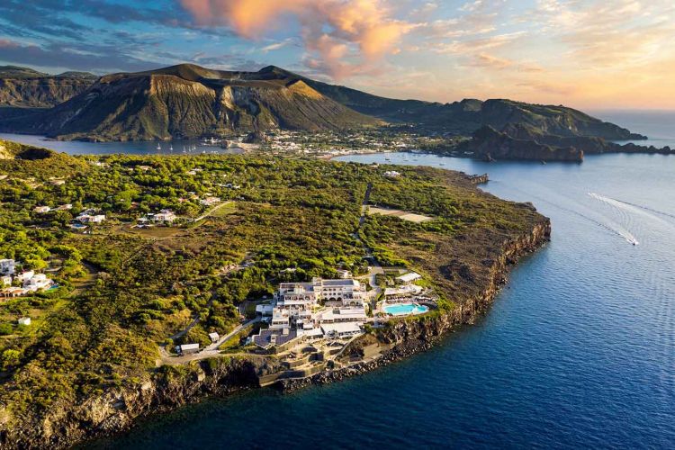 Spettacolare vista sul Therasia Resort, Isola di Vulcano
