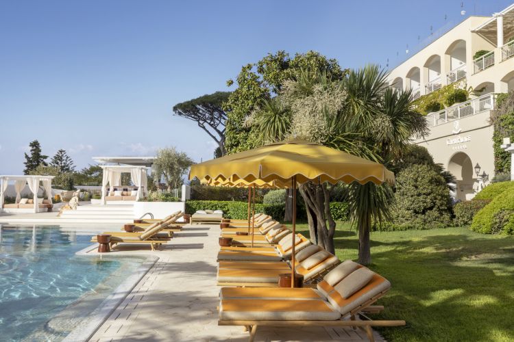 Tra le zone dell'hotel che sono state reinterpretate da Patricia Urquiola spicca l'area della piscina, spaziosa e luminosa